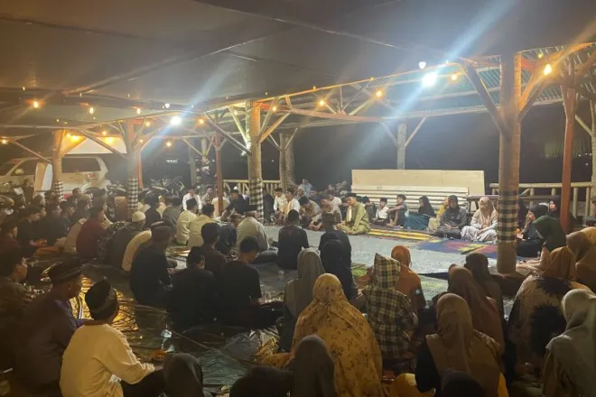 Warga Carita gelar doa bersama untuk jurnalis dan kru kapal
